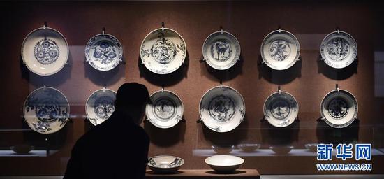 4月29日，觀眾在“萬(wàn)歷時(shí)代海貿(mào)傳奇”文物展上參觀。當(dāng)日，“牽星過(guò)海——萬(wàn)歷時(shí)代的海貿(mào)傳奇”展覽在沈陽(yáng)遼寧省博物館開(kāi)展。500余件來(lái)自明朝萬(wàn)歷時(shí)期兩艘沉船——“南澳1號(hào)”和“萬(wàn)歷號(hào)”的珍貴文物向觀眾展示海上絲綢之路的風(fēng)貌。展覽將持續(xù)到7月。新華社記者 姚劍鋒
