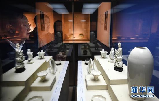 4月29日，觀眾在“萬(wàn)歷時(shí)代海貿(mào)傳奇”文物展上參觀。當(dāng)日，“牽星過(guò)?！f(wàn)歷時(shí)代的海貿(mào)傳奇”展覽在沈陽(yáng)遼寧省博物館開(kāi)展。500余件來(lái)自明朝萬(wàn)歷時(shí)期兩艘沉船——“南澳1號(hào)”和“萬(wàn)歷號(hào)”的珍貴文物向觀眾展示海上絲綢之路的風(fēng)貌。展覽將持續(xù)到7月。新華社記者 姚劍鋒