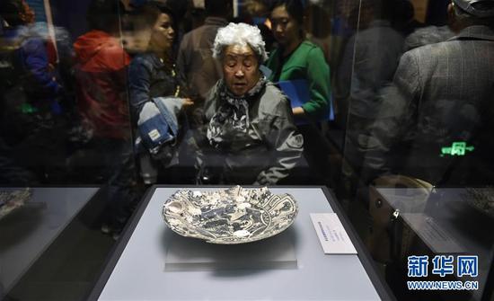 4月29日，觀眾在“萬(wàn)歷時(shí)代海貿(mào)傳奇”文物展上參觀。當(dāng)日，“牽星過(guò)?！f(wàn)歷時(shí)代的海貿(mào)傳奇”展覽在沈陽(yáng)遼寧省博物館開(kāi)展。500余件來(lái)自明朝萬(wàn)歷時(shí)期兩艘沉船——“南澳1號(hào)”和“萬(wàn)歷號(hào)”的珍貴文物向觀眾展示海上絲綢之路的風(fēng)貌。展覽將持續(xù)到7月。新華社記者 姚劍鋒