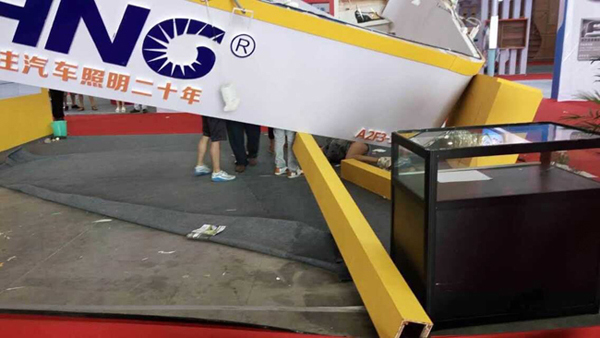 如何防止展臺(tái)倒塌？展臺(tái)倒塌事件頻頻發(fā)生 (圖2)