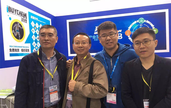     中國電子商務(wù)協(xié)會B2B分會秘書長劉寧波(左二)考察買團項目