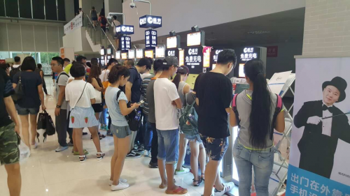 暢充手機免費充電站高調(diào)亮相ChinaJoy 用戶爭相體驗場面火爆(圖1)