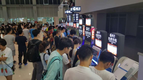 暢充手機免費充電站高調(diào)亮相ChinaJoy 用戶爭相體驗場面火爆(圖2)
