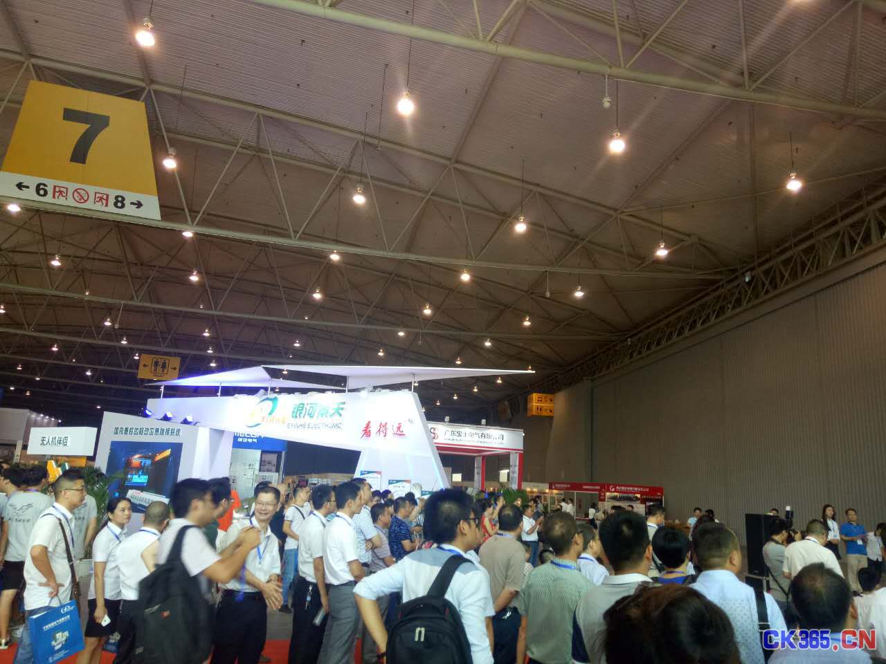 SIEP2016四川電力展5日?qǐng)A滿收官 12000人次參觀展覽(圖1)